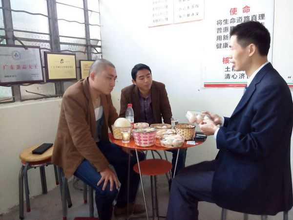 鼎湖山泉水覃先生來到初生蛋土大媽公司提貨