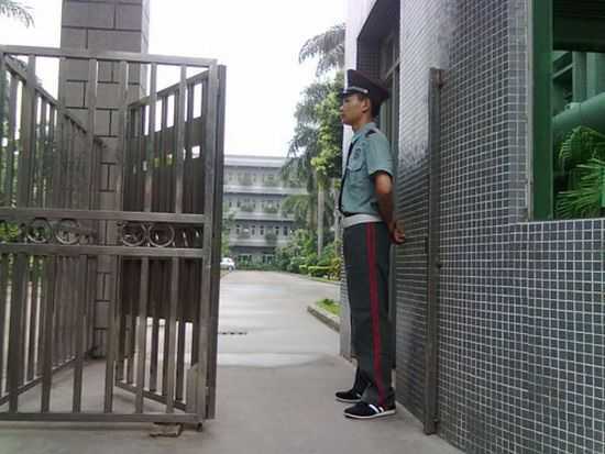 雞蛋供應商拍小區保安在認真站崗圖片