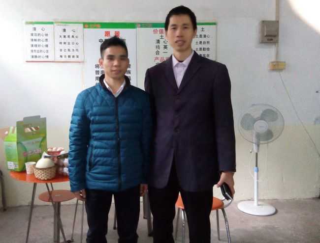 陸先生與禮盒雞蛋土大媽經理全合影